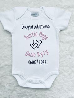 Congratulate the newly engaged or newly weds with this adorable baby onesie. Personalised with the couples names and date. A wonderful surprise for loved ones! Auntie Onesie Announcement, Pregnancy Announcement To Aunt And Uncle, Aunties Bestie Onesie, Baby Vest Vinyl, Congratulations Engagement, Engagement Unique, Promoted To Auntie, Congratulations On Your Wedding, Premature Baby