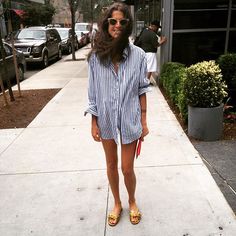 Pin for Later: How to Live Out the Rest of the Summer in Your Favorite Wardrobe Staples A Button-Down Shirt Oversize as a dress with sandals. Leandra Medine Style, Collared Shirts, Leandra Medine, Man Repeller, Looks Street Style, Style Inspiration Summer, Street Style Inspiration, Spring Summer Fashion