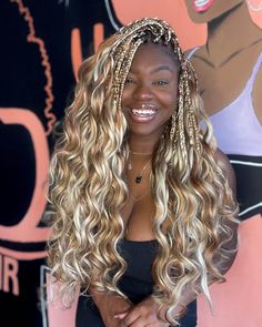 Golden-threaded braids lead to voluminous waves in a dual-tone look Curly Hairstyles With Braids, Box Dreads, Voluminous Waves, Hairstyles With Braids, Curly Hair Braids, Braided Hairstyles For Black Women Cornrows, Braids Ideas