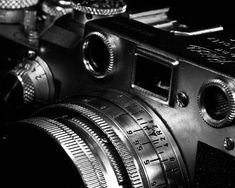 an old fashioned camera is shown in black and white