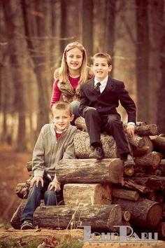 family portrait ideas outdoors Outdoor Christmas Photos, Christmas Portrait, Winter Family Photos, Fall Portraits, Sibling Photography, Outdoor Portrait, Family Christmas Pictures, Family Picture Poses, Christmas Portraits