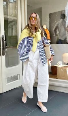 Blue And White Striped Pants Outfit, Linen Style Fashion, Quoi Porter, Outfit Look, Casual Style Outfits, Daily Outfits, Spring Summer Fashion, Everyday Outfits, Blue Stripes