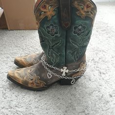 Limited Edition Boots. Barley Worn And With Boot Chain Charm Included. Shoes Western, Western Gothic, Boot Chains, Boot Barn, Boot Bling, Vintage Cowboy Boots, Boot Jewelry, Western Cowgirls, Western Cowgirl