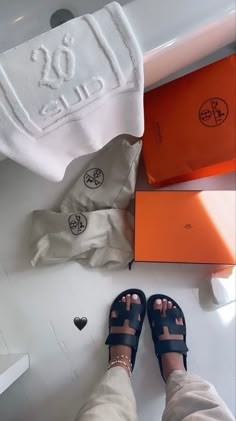 Hermès , Luxe, Summer, Sandales, Chypre Hermes Slippers, Shoes Heels Classy, Winter Fashion Outfits Casual, Cute Slippers, Classy Shoes, Stunning Shoes, Heels Classy, Hermes Shoes, Cute Sandals