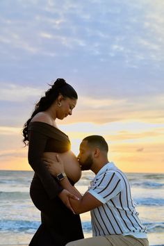 Beach maternity shoot duing sun rise in the morning. 30 weeks pregnant. Daddy kneeling to kiss the belly. Beach poses Kissing Pregnant Belly, Beach Maternity Shoot, Bday Photoshoot, 30 Weeks Pregnant, Beach Maternity Photos, 30 Weeks, Beach Maternity, Twin Pregnancy