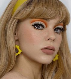 Yellow 60s Makeup, Makeup From The 70s, 70s Makeup Trends, Groovy Hair And Makeup, 70s Theme Makeup, Retro Eyeshadow Looks, 70s Women Makeup, 70s Womens Makeup, 70s Green Eyeshadow