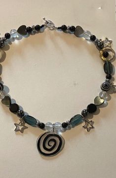 Cool Bracelets Aesthetic, Kate Brock Jewelry, Grunge Assessories, Accesories Aesthetic Grunge, Grunge Beaded Jewelry, Bracelet Ideas Grunge, Funky Jewelry Necklaces, Hippie Fashion Aesthetic, Grunge Bracelets