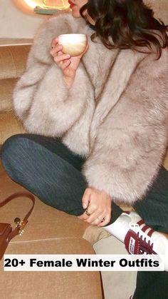 Timeless female old money winter fashion pics. Achieve effortless elegance with classic pieces that exude luxury and sophistication. Fur Jacket Outfit, Cold Outfit, Trendy Fall Fashion, Winter Outfits Aesthetic, Winter Outfits Cold, Effortless Outfit, Midi Skirts