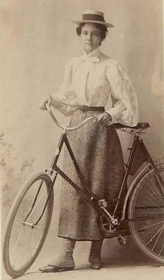 Young lady cyclist c.1900 - Note shorter skirt less width to move back into chain, and spokes. Also her gaitors which buttoned! Photographie Portrait Inspiration, Photography Vintage, Vintage Portraits, Historical Dresses, Photos Of Women, Vintage Women