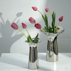 These sleek, silver vases add a touch of sophistication to any room. The unique, petal-like shape and polished finish create a stunning centerpiece. Perfect for displaying fresh flowers or as a decorative accent. Wind Ornaments, Colored Vases, Cerámica Ideas, Nordic Lights, Unique Vases, Keramik Vase, Study Table, Home Decor Vases, Flower Accessories