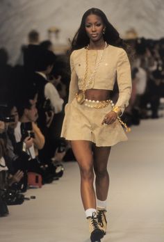 Chanel 90s, 90s Chanel, Neo Grunge, 90s Runway Fashion, Chanel Runway, Mode Chanel, Tokyo Street Fashion, Runway Fashion Couture, Chanel Cruise