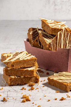 Biscoff slices in a pink carton box with a few slices in the foreground. Lotus Recipe, Lotus Cookies, Lotus Biscuits, Biscoff Cake