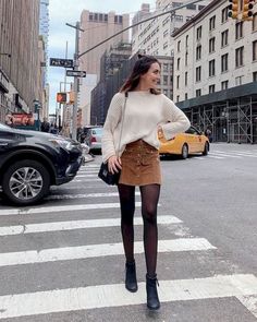 Tan Suede Skirt, Outfits For Short Women, Pull Grosse Maille, Winter Outfits 2019, 2019 Outfits, Brown Suede Skirt, Pose Fotografi, Vogue Knitting, Skirt Denim