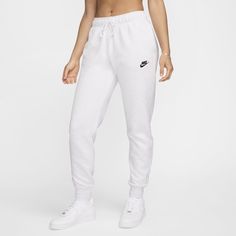 Club Fleece, universally loved for its coziness and consistency, is for everyone. These mid-rise Club Fleece pants have a soft, familiar feel that makes it easy to stay warm and comfortable. Emsenble Nike, Nike Cuffed Sweatpants Women, Nike White Joggers, Nike Clothes Women, White Nike Sweatpants, Preppy Wishlist, Nike Women Outfits, Nike Clothes, Nike Sportswear Club Fleece