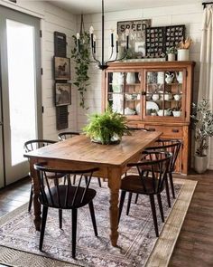 Dining room farmhouse chandelier Cottage Dining Rooms, Brown Decor, Country Dining, Casa Country, Vintage Dining Room, Casa Vintage, Rustic Dining Room, Dining Room Inspiration, Farmhouse Dining Room