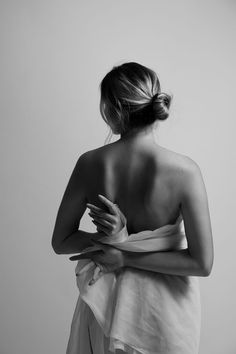 Instagram@tiffany__grPhotoSebastien Petit Female Back Photography, Bare Back Photoshoot, Woman’s Back, Woman Back Reference, Pictures From The Back, Poses From The Back, Woman's Back Photography, Person From Behind, Over The Shoulder Pose