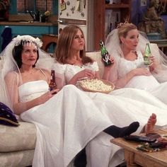 friends tv show aesthetic| friends tv show| friends tv show outfits|friends tv show funny moments|friends Rachel Monica Phoebe, Worst Wedding Dress, Emily Thorne, Izzie Stevens, Friends Best Moments, Friends Scenes, Friends Poster, Cristina Yang