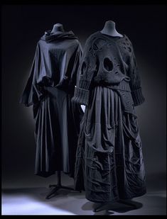 Rei Kawakubo Comme Des Garcons, Mode Editorials, 일본 패션, Anti Fashion, Rei Kawakubo, Black Clothing, Innovative Fashion, Coven