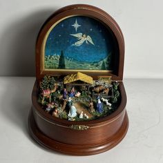 Danbury Mint “The Nativity” Wooden Music Box Silent Night WORKS SEE PICTURES. Condition is Used. Shipped with USPS Ground Advantage. Christmas Music Boxes Vintage, Christmas Music Box, Wooden Music Box, The Nativity, German Christmas, Danbury Mint, Music Boxes, Christmas Quilt, Silent Night