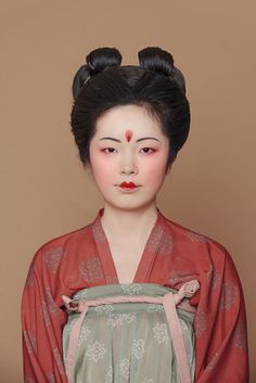 Cheveux et maquillage de la dynastie Tang Tang Dynasty Makeup, Make Carnaval, Dynasty Clothing, Chinese Costume, Japanese Hairstyle, Chinese Fashion, Chinese Hanfu, Tang Dynasty