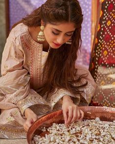 Sajal Ali, Bridal Dresses Pakistan, Pakistani Dresses Casual, Pakistani Fashion Party Wear, Traditional Indian Outfits, Indian Aesthetic, Pakistani Actress, Crown Hairstyles, Girls Dpz