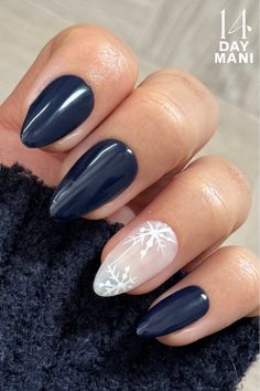 Winter Nails Ice Blue, Simple Snowflake Nails Blue, Navy Blue Christmas Nails Winter, Simple Snowflake Nail Design, Christmas Nails Navy Blue, Simple Blue Winter Nails, Navy Holiday Nails, Winter Nails Navy Blue, Navy Blue Holiday Nails