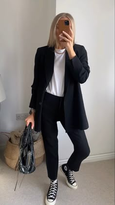 Casual Work Outfits Converse, Blazer Converse Outfit, Black Blazer Converse Outfit, Converse Smart Casual, Converse Chic Outfit, Converse Outfit Office, Black Converse Office Outfit, Casual Office Outfit Sneakers, Sneakers With Business Casual Women