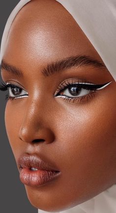 Elevate your eyeliner game with this striking black-and-white look, inspired by a gorgeous black girl. This close-up image highlights the bold contrast and flawless application, making it a must-try for makeup lovers. White Eyeliner Looks, Themed Makeup, Occasion Makeup, Mekap Mata, Make Up Inspiration, Makeup For Black Skin, Brown Skin Makeup, Dinner Night, Eyeliner Styles