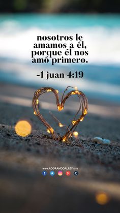 a heart shaped light on the ground with a bible verse written in spanish above it