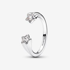 Elevate your style with the Shooting Stars Open Ring, crafted from shining sterling silver. This eye-catching piece features two star-cut clear cubic zirconia, each positioned at the ends of an open band adorned with a delicate shooting stars motif. Inspired by the idea that the world shines brighter when we’re with loved ones, it’s perfect for stacking with other rings or wearing solo for a celestial statement. Pair it with a simple bracelet for a festive look. - Pandora Shooting Stars Open Ring - Sterling silver / Cubic Zirconia / Clear - Sz. 7 Chain Necklace Diy, Bracelet Pandora, Gold Armband, Festive Look, Pandora Rings, Simple Bracelets, Jewelry Lookbook, Shooting Stars