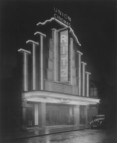 the union cinema building is lit up at night in this black and white photo from 1932