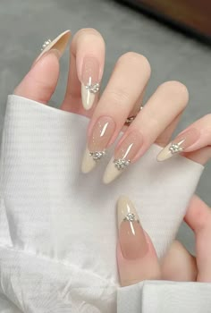 Douyin Bridal Nails, White Nails Douyin, Elegant Nail Designs 2024, Long Nails Design 2024, Xiaohongshu Nails White, Icicle Nails Korean, Douyin Sparkly Nails, Milk Jelly, Lavender Butterfly