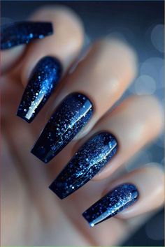 Royal blue nails: Το No1 trend τον Χειμώνα 2024 και ιδέες με γκλίτερ και στρας Simple Royal Blue Nail Designs, Black Blue And Gold Nails, Dark Navy Blue Nails With Glitter, Nails For A Dark Blue Dress, Ravenclaw Nails Acrylic, Night Nails Design, Dark Blue Nails Sparkle, Dark Blue Gold Nails, Navy Blue Homecoming Nails