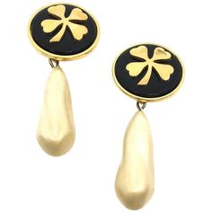 Amazing collectible vintage piece !!! The iconic Chanel's clover on earrings. Made of gilt metal and molten glass. In good vintage condition, with minor signs of wear on the pendant but not very noticeable when worn (see pictures). Made in France, size 7 cm long. Chanel is engraved on the back of the clips. It will be delivered in its original box. 1980s Chanel, Chanel Pendant, Chanel Earrings, Chanel Vintage, Chanel Jewelry, Vintage Pendant, Vintage Chanel, Vintage Stil, Karl Lagerfeld