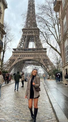 Best & Aesthetic Europe Travel Outfits Ideas London Outfit Ideas, Eiffel Tower Pictures, Tourist Outfit, Paris Tourist, Studera Motivation