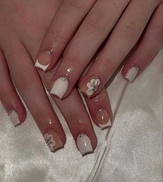 Short Acrylic Nails With Acrylic Flower, Fall Acrylic Short Nails, Damas Nails For Quince, Nails Ideas For Wedding Guest, Short Nail Ideas For Halloween, Cute Acyrilics Nails, Short Nails With Acrylic Flowers, Short And Long Nails Together, Small Nails Design Ideas Short