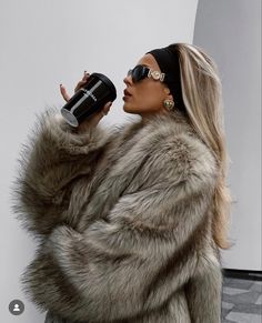 Pelo Cafe, Winter Mode Outfits, Wife Style, Winter Fashion Outfits Casual, Mob Wives, Mob Wife, Foto Poses, Winter Fits, Winter Aesthetic