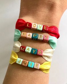 Bracelet Message, Ribbon Bracelet, Ribbon Bracelets, Fabric Bracelets, Diy Bracelet Designs, Diy Bracelets Patterns, Beaded Bracelets Diy, Handmade Jewelry Diy, Bracelet Tutorial