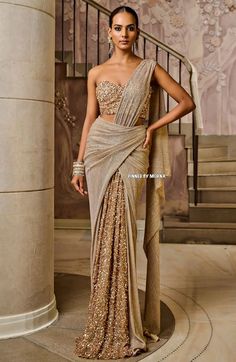 Saree Inspired Dress, Info Western Saree, Indian Western Wedding Dress, Different Saree Drapes, Sparkly Sari, Reception Saree Look, Wedding Bridesmaid Dresses Indian, Modern Indian Fashion