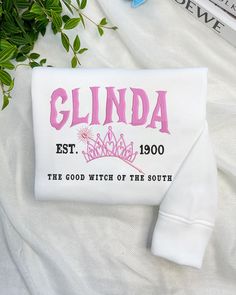 a white shirt with the words glindda on it