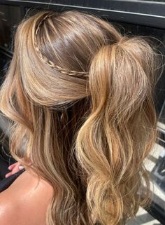 Cute & trendy 2024 hairstyle - small braids, voluminous half up, beachy waves. Hoco Hairstyles, Peinados Fáciles Para Cabello Corto, Hair Stylies, Hot Hair Styles, Hairdo For Long Hair, Hair Stylist Life