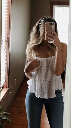 Comfy Flowy Outfits, Feminine Comfortable Outfits, Country Feminine Style, Casual Girly Outfits Summer, Christian Concert Outfit Spring, Subtle Country Outfit, Feminine Western Outfits, Hippie Cowgirl Style