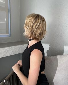 Short Hair With Layers Aesthetic, Cool Blonde Short Hair, Short Messy Blonde Hair, Short Shaggy Blonde Hair, Niamh Adkins Short Hair, Bixie Colour Haircut, Shaggy Short Hair Straight, Short Blonde Layered Hair, Neck Length Hair With Layers