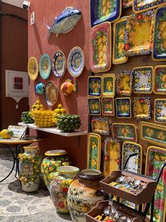 there are many plates and bowls on display