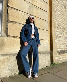 Denim Jacket And Jeans Outfit, Cropped Denim Jacket Outfit, 40s Mode, Outfit Converse, Jean Jacket Outfits, Denim Jacket Outfit, Outfits With Converse, Outfit Jeans, Mode Inspo