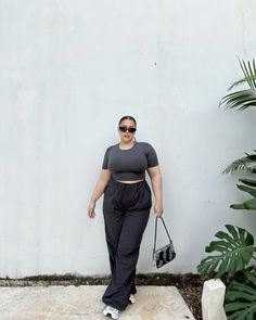 Coffe Outfits Casual Summer, Neutral Aesthetic Outfits Plus Size, Plus Size Summer Street Style, Midsize Basic Outfits, Outfit Ideas Big Size, Big Girl Summer Outfits, Mid Size Poses, Summer Outfits For Plus Size Women, Poses For Curvy Women