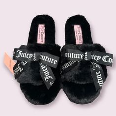 New In Box Product Information The Heirloom Slide Sandal From Juicy Couture Has A Cozy Profile With Voguish Flair. This Slide Showcases A Logo-Printed Bow Tie Detail At The Vamp Along With Faux Fur Lining And Memory Foam Footbed For Supreme Comfort. Faux Fur Upper Slip-On Round Open Toe Faux Fur Lining Synthetic Sole Imported Shipped Priority Mail Juicy Slippers, Juicy Couture Sandals, Juicy Couture Slides, Juicy Couture Winter Boots, Black Juicy Couture Bag, Fuzzy Sandals, Pop Shoes, Fuzzy Slides, Leopard Slippers