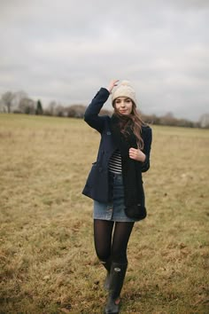 Skirt With Tights And Boots, Denim Skirt Outfit Fall, Skirt And Boots, Estilo Hippie, Tights And Boots, Jeans Rock