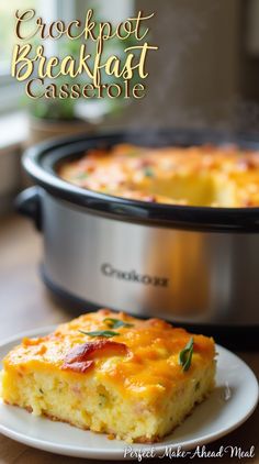 Let your crockpot do the work overnight! Wake up to a hot, satisfying breakfast that everyone will enjoy. Recipes Crock Pot, Slow Cooker Breakfast Casserole, Overnight Breakfast Casserole, Crockpot Ideas, Overnight Breakfast, Hashbrown Breakfast Casserole, Breakfast Casseroles