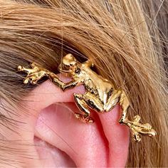 Brand/Designer: Unknown. Type: Ear Cuff; Pictured On Left Ear But Can Be Turned For Right. Description: Adorable Gold Tone Frog Ear Cuff. This Can Be Adjusted To Be Worn On Different Locations Of Your Ears. Wear Alone Or With Other Earrings. Make Offer; Price Is Negotiable! Smoke Free Home. *Bundle To Save On Shipping; Just Send A Message. Condition: Nwot; Only Wore Once For Picture. Please See Pictures. Approximate Size: See Picture With Ruler. Squeeze Cuff To Adjust To Different Sizes. Z15-Pd- Funky Jewelry, Ear Cuffs, Dresses Ideas, Jewelry Inspo, Brand Designer, Jewelry And Accessories, Ear Cuff, Diy Jewelry, Branding Design